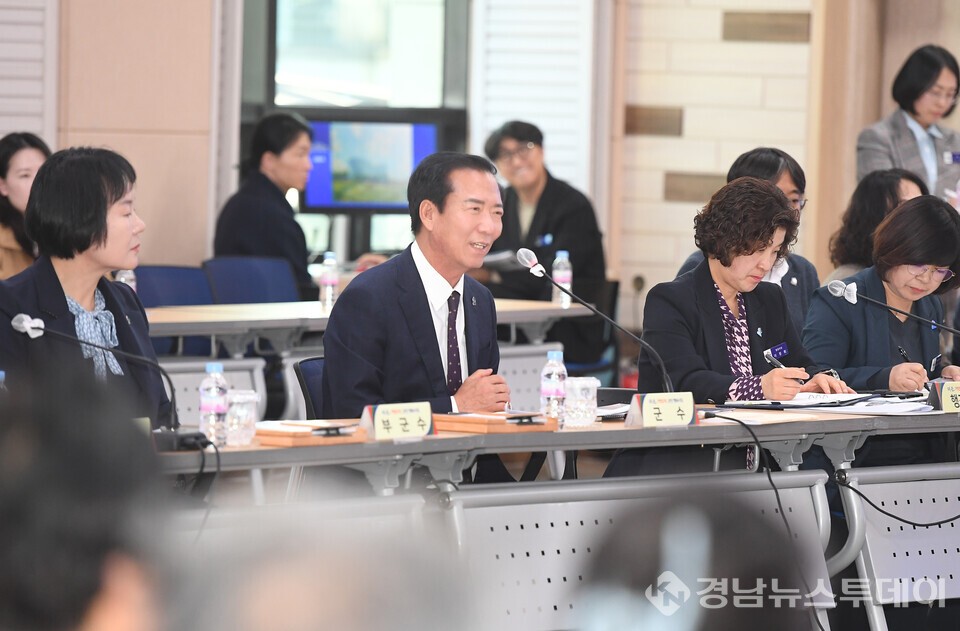 구인모 거창군수가 ‘2026년 군정 주요업무계획 군민초청 열린보고회’에서 인사말을 하고 있다. (사진제공=거창군)