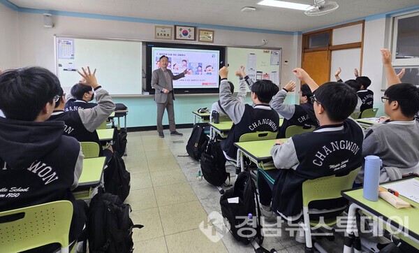 ﻿BNK경남은행 직원이 창원중학교 3학년 학생들에게 1사1교 금융교육을 하고 있다. (사진제공=BNK경남은행)
