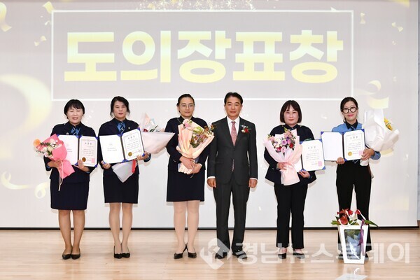 18일 경남경찰청에서 열린 ‘제14회 어린이 교통사고 제로화 촉진대회’ 수상자 단체사진 (사진제공=경남도의회)
