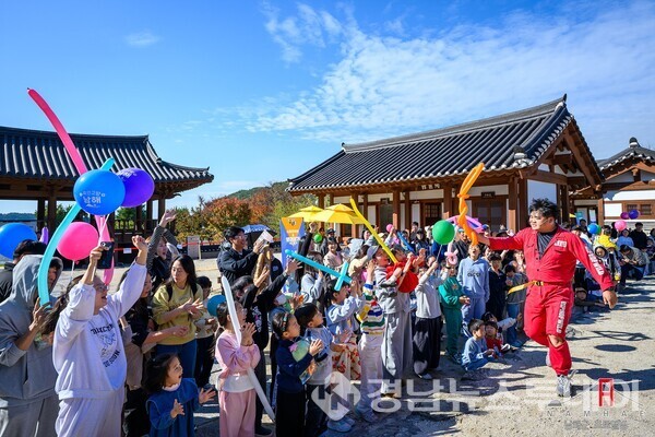 지난 16일 이순신바다공원 이순신캠퍼스에서 개최한 ‘국민고향 남해 스탬프 투어 & 보물찾기 어드벤쳐’ 행사 현장 전경 (사진제공=남해군)