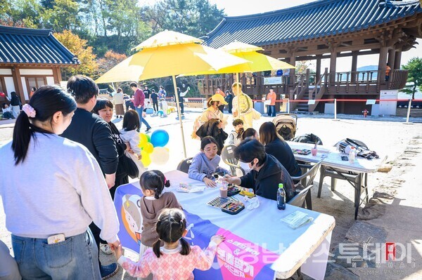 지난 16일 이순신바다공원 이순신캠퍼스에서 개최한 ‘국민고향 남해 스탬프 투어 & 보물찾기 어드벤쳐’ 행사 현장 전경 (사진제공=남해군)