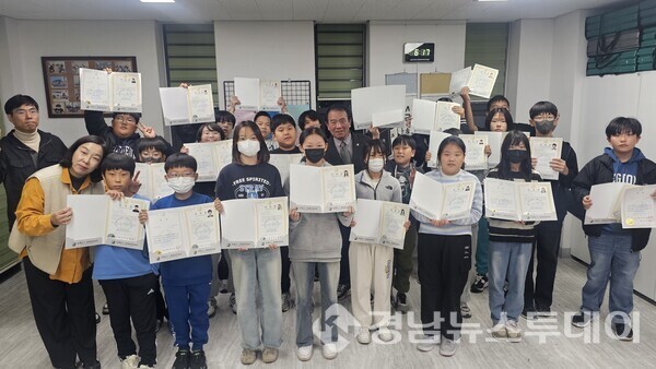 고성군청소년방과후아카데미 '주산' 민간 급수 자격취득  (사진제공=고성군)