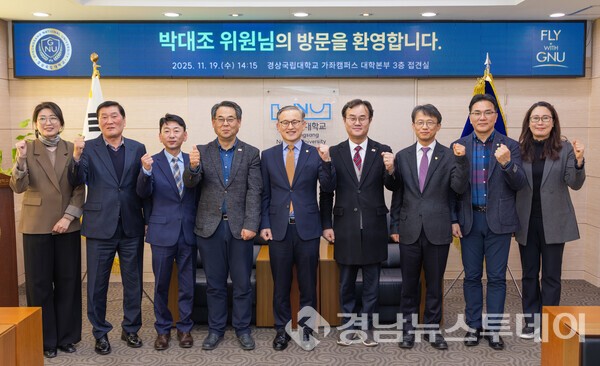 경상국립대학교가 19일 총장 접견실에서 국가AI전략위원회 박대조 자문위원과 간담회를 개최했다. (사진제공=경상국립대학교)