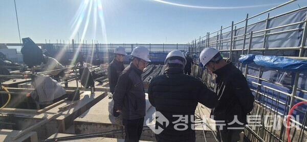 김해시, 동절기 대비 건축현장·적설취약건축물 안전점검 모습 (사진제공=김해시)