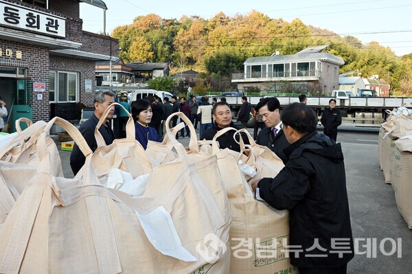 안병구 밀양시장이 20일 올해 첫 매입 현장인 초동면 차월회관 공공비축미곡 수매 현장을 점검하고 관계자들과 현황을 살펴보고 있다. (사진제공=밀양시)