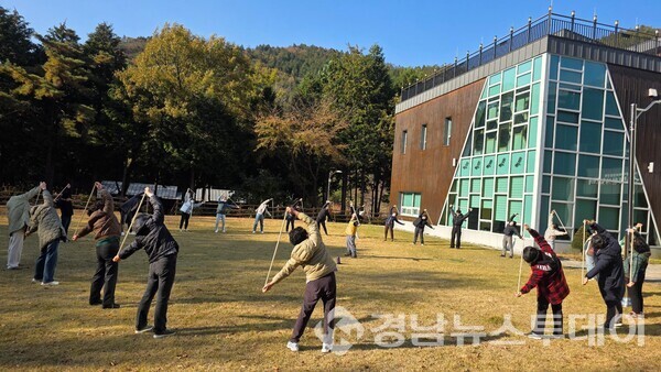 남해군이  지난 18일 국립남해편백자연휴양림에서 장기요양기관 종사자들을 대상으로 ‘2025년 장기요양기관 종사자 역량강화 워크숍’을 개최했다. (사진제공=남해군)