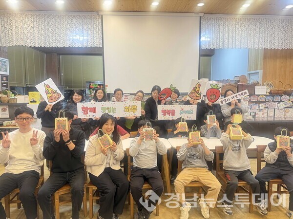 통영시 여성가족과가 지난 19일 관내 체험형 딸기농장에서 통영육아원 재원 아동들과 체험활동을 했다. (사진제공=통영시)