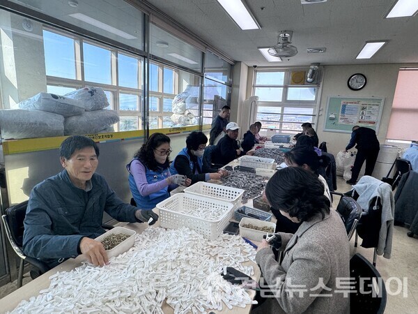 제10기 생활공감정책참여단이 20일 사천시 장애인보호작업장을 방문해 봉사활동을 펼쳤다. (사진제공=사천시)