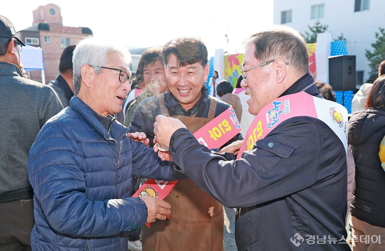 이승화 산청군수가 지난 20일 단성시장 일원에서 열린 '전국한우협회 산청군지부 무료시식회' 행사 현장을 방문해 한우 홍보 활동에 참여하고 있다. (사진제공=산청군)