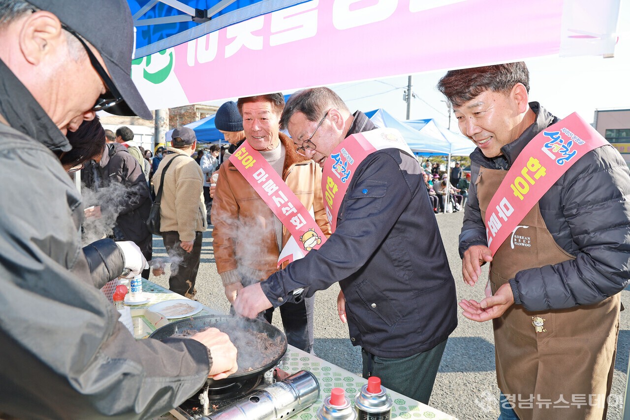 이승화 산청군수가 지난 20일 단성시장 일원에서 열린 '전국한우협회 산청군지부 무료시식회' 행사 현장을 방문해 시식을 하고 있다. (사진제공=산청군)