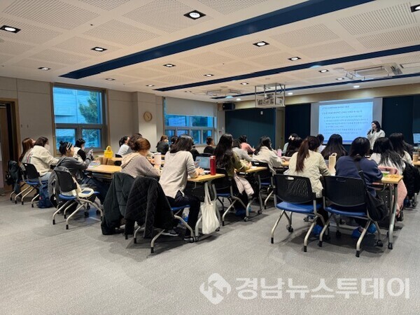 거제시 육아종합지원센터가 지난 20일 어린이집 보육교직원을 대상으로 영유아 문제행동지도 교육을 실시했다. (사진제공=거제시)