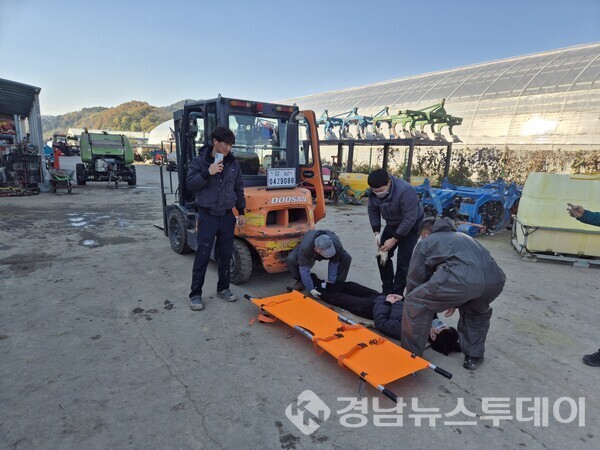 의령군이 지난 19일 의령읍 농업기계임대사업소에서 중대산업사고 비상대응 모의훈련을 실시했다. (사진제공=의령군)
