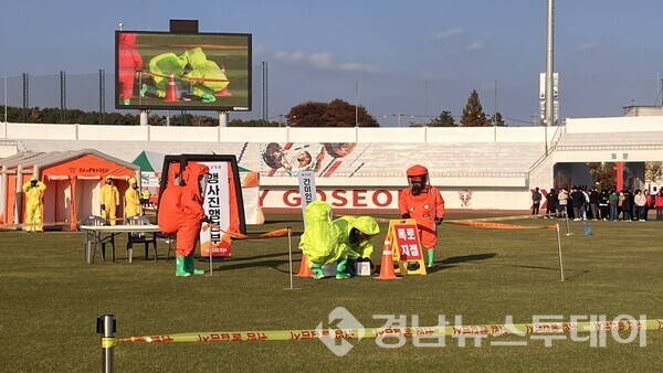 지난 20일 고성군종합운동장에서 실시한 ‘2025년 생물테러 대응 대규모 모의훈련’ 모습 (사진제공=고성군)