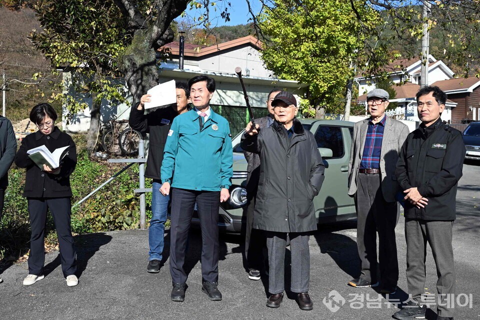 21일 밀양시 삼랑진읍 용전리 기부채납 산림 현장에서 관계자들이 조림 현황을 확인하고 있다. (사진제공=밀양시)