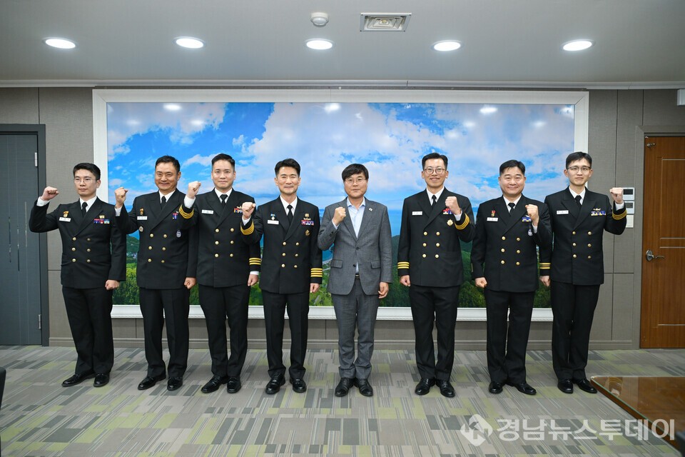 강화도함，이억기함 함장 거제 방문(사진제공=거제시)