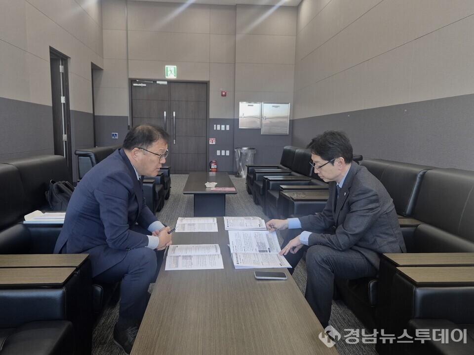 장금용 창원특례시장 권한대행, 김경수 지방시대위원장 찾아 핵심 현안 건의(사진제공=창원특례시)