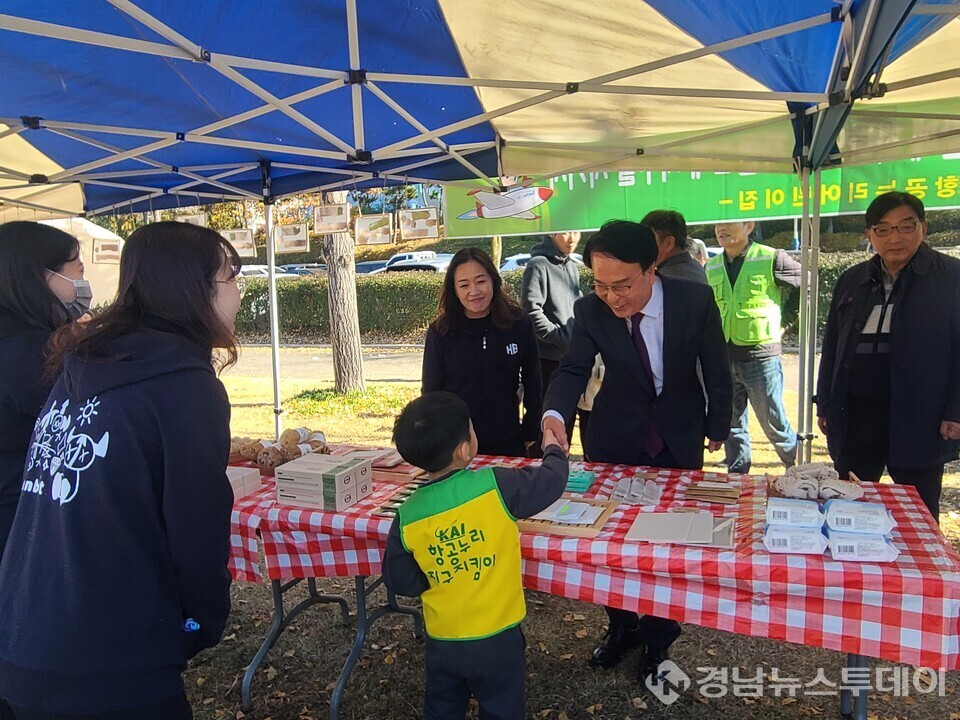사천시와 사천시지속가능발전협의회가 22일 사남면 초전공원에서 ‘미래세대와 함께하는 2025년 뻔뻔(fun)마켓’을 개최했다.(사진제공=사천시)