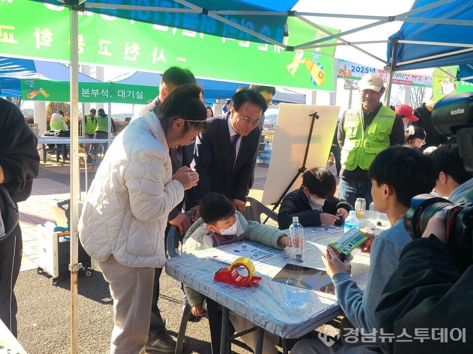 사천시와 사천시지속가능발전협의회가 22일 사남면 초전공원에서 ‘미래세대와 함께하는 2025년 뻔뻔(fun)마켓’을 개최했다.(사진제공=사천시)