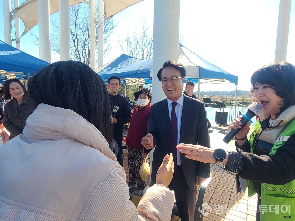 사천시와 사천시지속가능발전협의회가 22일 사남면 초전공원에서 ‘미래세대와 함께하는 2025년 뻔뻔(fun)마켓’을 개최했다.(사진제공=사천시)