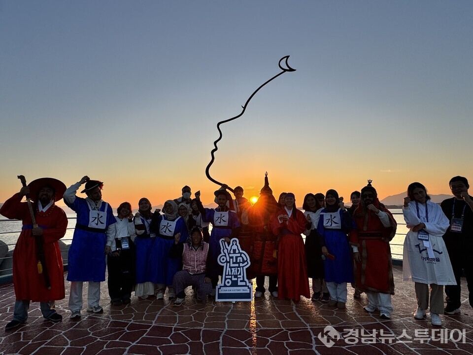 경남도는 22일 사천 일원에서 개최한 'Walk the sea, Remember the Victory: Sacheon' 행사(사진제공=경남도)
