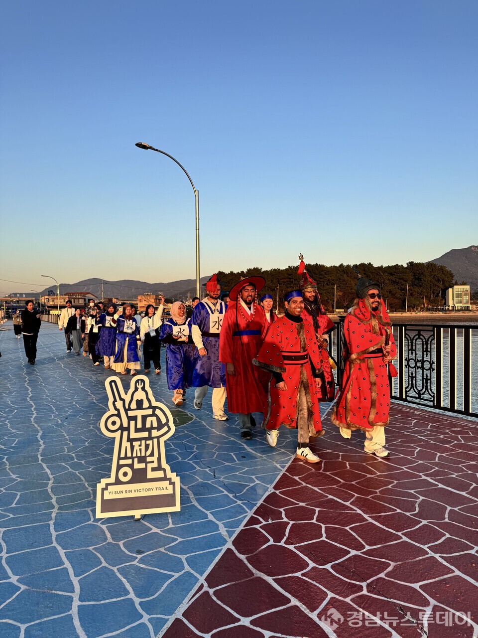 경남도는 22일 사천 일원에서 개최한 'Walk the sea, Remember the Victory: Sacheon' 행사(사진제공=경남도)