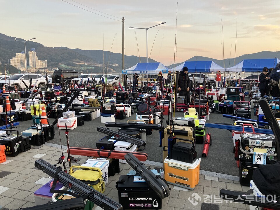 경남도가 23일  ‘제1회 경남도지사배 전국 낚시대회’를 개최했다.(사진제공=경남도)