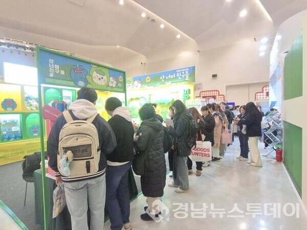 산청군이 지난 21일부터 23일까지 서울 동대문디자인플라자(DDP)에서 열린 ‘2025 대한민국 관광기념품 박람회’에 참가했다. (사진제공=산청군)