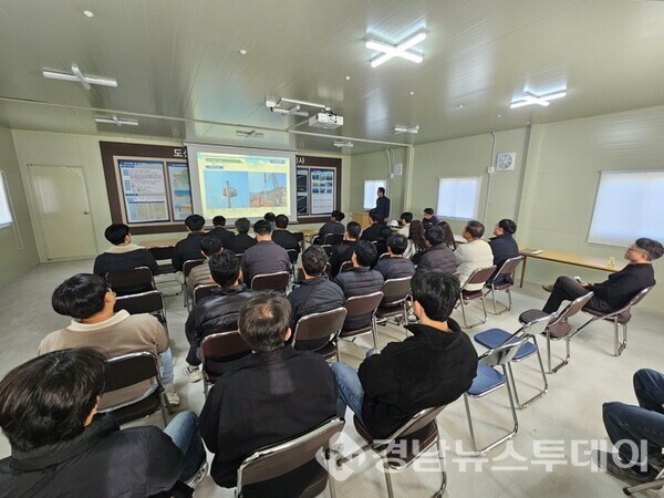 통영시 토목직 공무원 전문 역량강화를 위한 도산(연도~읍도) 연륙보도교 현장 견학 실시 (사진제공=통영시)