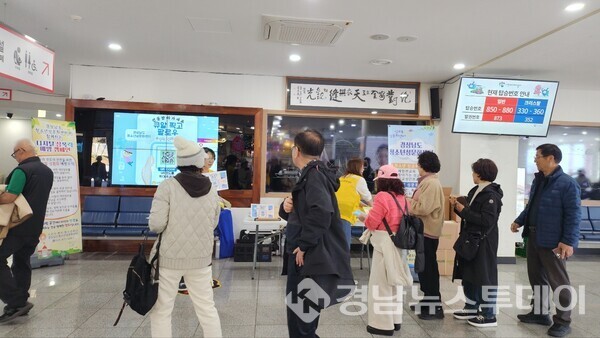 경남도청소년성문화센터가 지난 22일 사천시민 및 지역방문 관광객을 대상으로 사천바다케이블카 내에서 아웃리치를 운영했다. (사진제공=사천시)