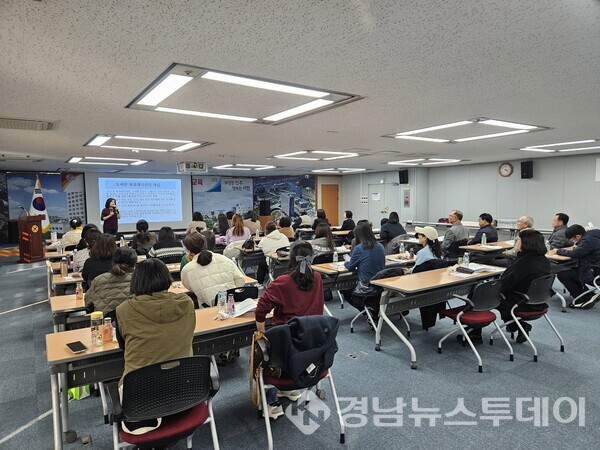 진주시가 24일 관내 작은도서관 운영자 및 관계자를 대상으로 ‘작은도서관 운영자 교육’을 실시했다. (사진제공=진주시)