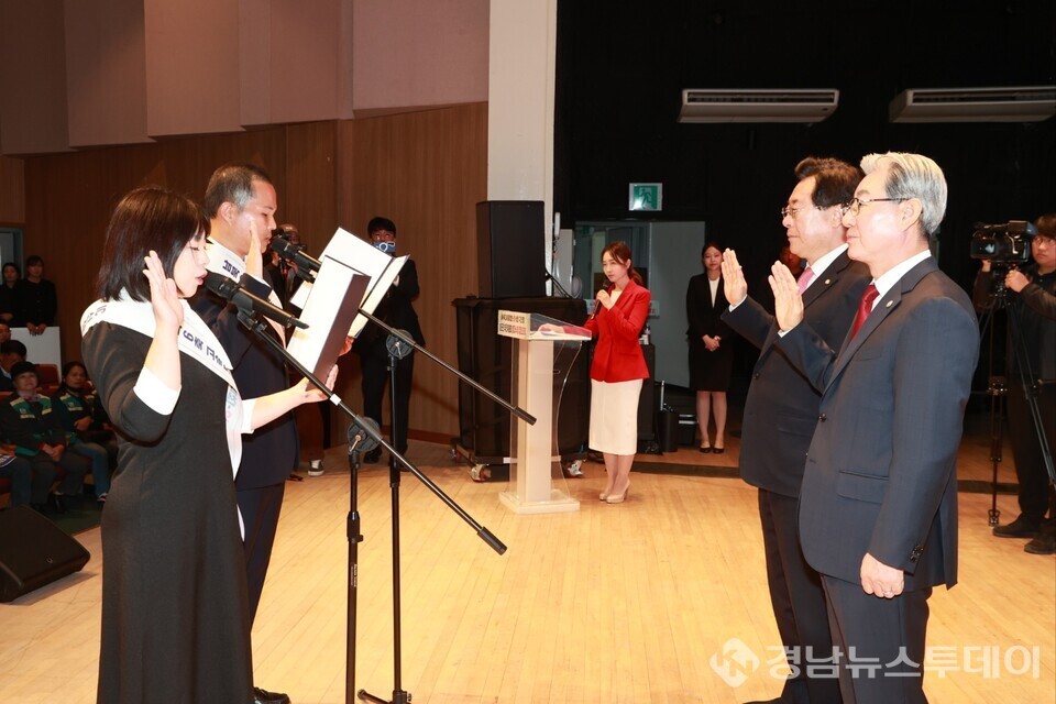 24일 의령군민문화회관에서 열린 ‘남북6축 고속도로 합천–의령–함안 구간 연장 범군민 추진위원회 발대식 및 결의대회’ 결의문 낭독 모습 (사진제공=의령군)