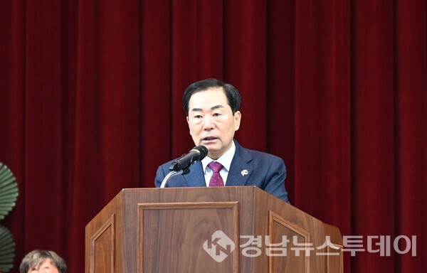 성낙인 창녕군수가 제14회 창녕군수배 경남OPEN 탁구대회에서 대회사를 진행하고 있다. (사진제공=창녕군)