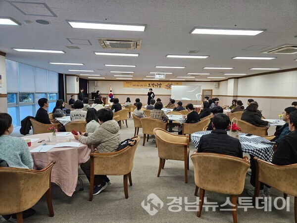 진주시 평생학습관이 24일 평생학습관 본관에서 ‘제6회 문화가 있는 날’ 특강을 개최했다. (사진제공=진주시)