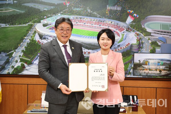 배현주 김해시의원이  24일 김해시미래인재장학재단에장학금 3,000만원을 기탁했다. (사진제공=김해시)