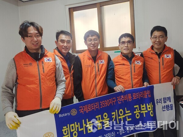 진주비룡로타리클럽이 지난 24일 이현동 관내 수급자 및 저소득 한부모가정 4가구에 환가액 5백만원 상당의 후원물품을 전달했다. (사진제공=진주시)