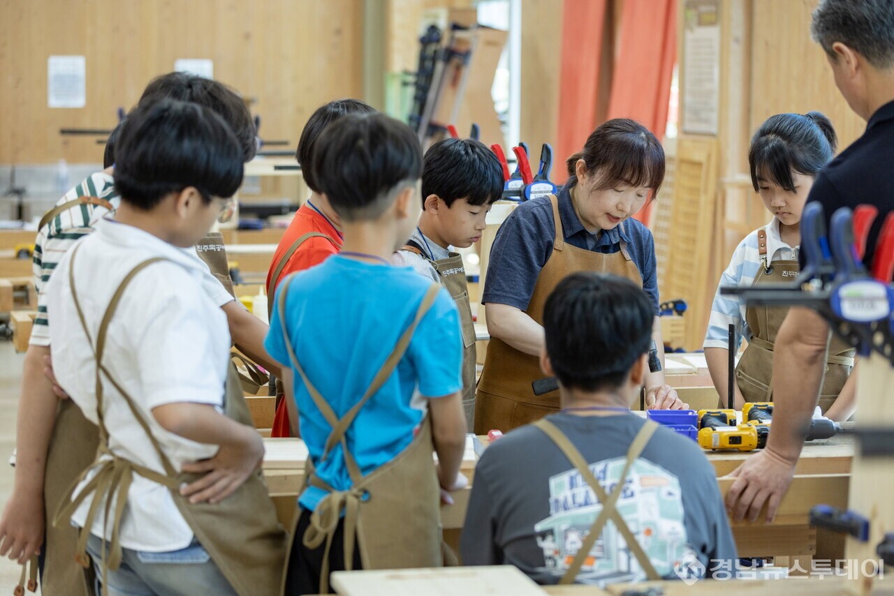 진주시 목조 공공건축‘세계로, 미래로’- 사진은 어린이 소풍 참여 모습 (사진제공=진주시)