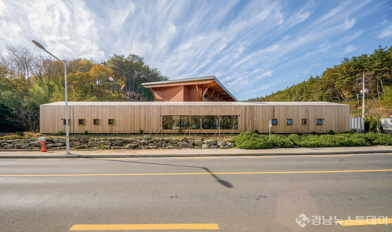 진주시 목조 공공건축‘세계로, 미래로’ - 진양호우드랜드 전경 (사진제공=진주시)
