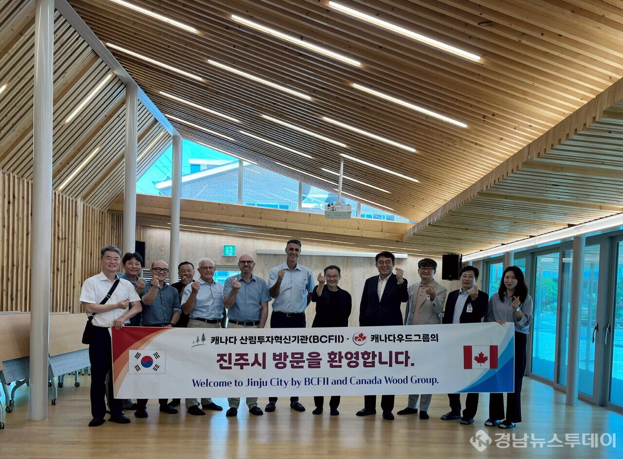 진주시 목조 공공건축‘세계로, 미래로’ - 캐나다우드그룹방문 (사진제공=진주시)
