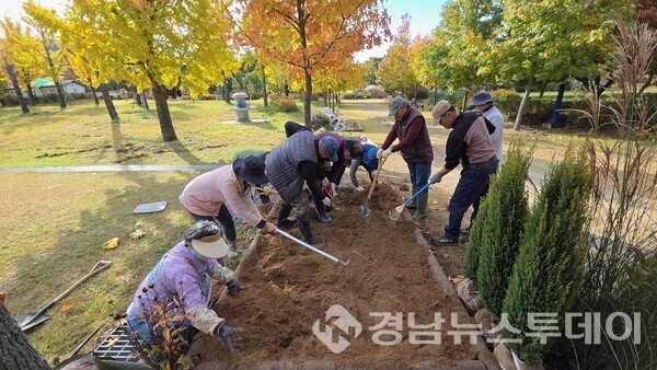 산청군 시민정원사 3기가 단성묵고생태숲에서 미니정원을 조성하고 있다. (사진제공=산청군)