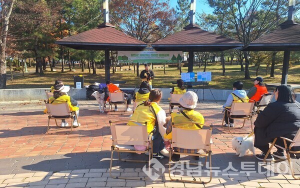 함안군이 지난 22일 함주공원 야외공연장에서 ‘함안청년 지속성장 지원사업’의 하나로 ‘찾아가는 반려견 마을교육’을 진행했다. (사진제공=함안군)