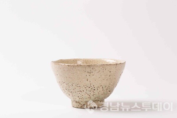 2025 밀양 경남 찻사발 및 차우림이 전국공모전 대상작으로 선정된 오정택 작가의‘분청덤벙찻사발’ (사진제공=밀양시)