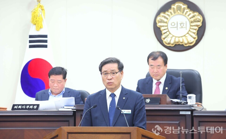 진병영 함양군수가  25일 제296회 함양군의회 제2차 정례회에서 2026년도 예산안을 제출하며 내년도 군정 운영 방향을 밝혔다. (사진제공=함양군)