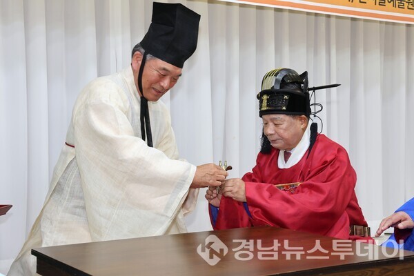 고성향교가 25일 고성읍에서 2025년 기로연 재현 행사를 개최했다. (사진제공=고성군)