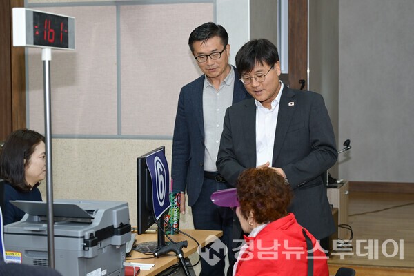 변광용 거제시장이  25일 민생회복지원금 현장 접수처를 방문해 운영 상황을 점검하고 있다. (사진제공=거제시)