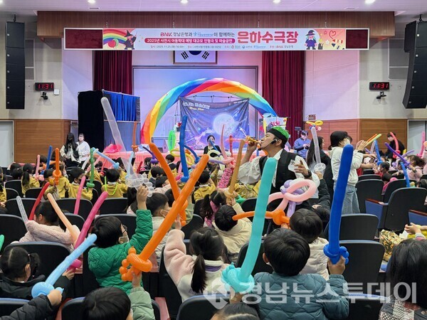 사천시가 아동학대예방의 날을 기념해 25일 시청 대강당에서 관내 어린이집 원아들을 대상으로 아동학대예방 인형극을 개최했다. (사진제공=사천시)