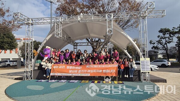 사천시가 ‘2025년 여성폭력 추방 주간’을 맞아 지난 11월 25일 삼천포공설운동장 일원에서 여성폭력예방 캠페인을 실시했다. (사진제공=사천시)