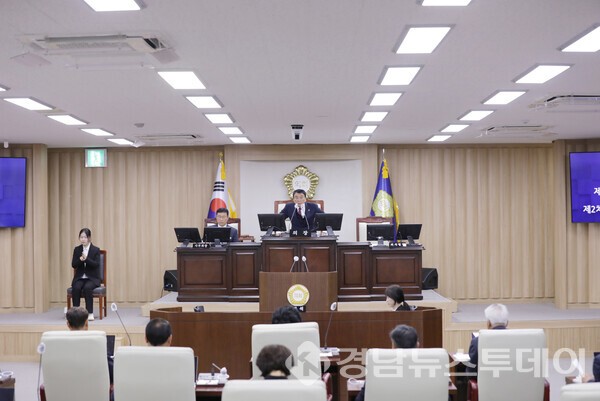 의령군의회 제1차 본회의 (사진제공=의령군의회)