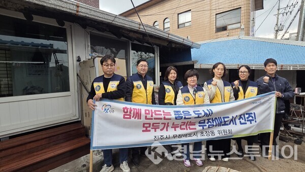 진주시 무장애도시 초장동위원회가 25일 거동이 불편한 저소득 노인 세대를 방문하여 안전계단 및 손잡이 설치 봉사활동을 실시했다. (사진제공=진주시)