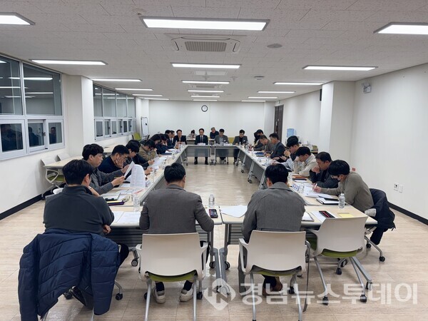 경남도가 25일 경남도기록원에서 제5차 국가철도망 구축계획 대응을 위한 실무회의를 개최했다. (사진제공=경남도)