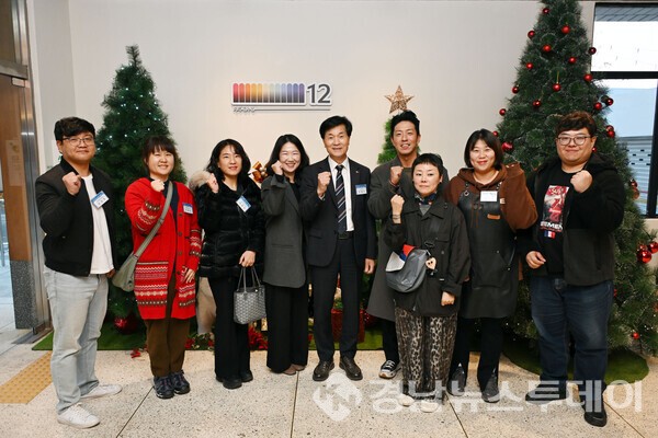 안병구 소통하기 좋은 날 열 번째 간담회 참석자들이 기념 촬영을 하고 있다. (사진제공=밀양시)